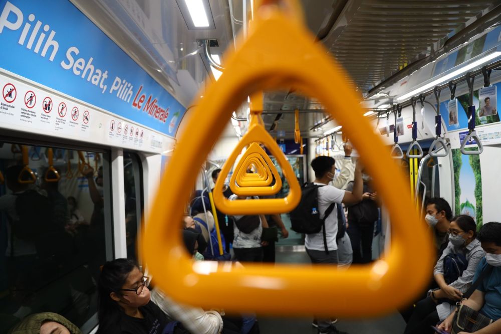 Orange Circle Line train at a station platform where ST audio news bulletins are broadcast